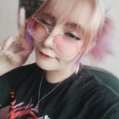 ー Deal with the Devil~❤️
Growing up Chilean V-tuber.✨
Toy chikita empezando en los streams, pq no te pasas x ahí? Go 4 the pistashes.