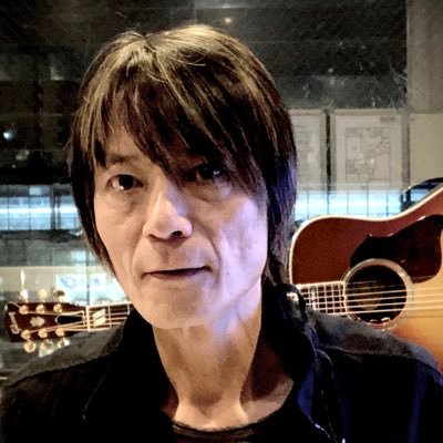 1988ソロデヴュー以来ユニットBirthdaySuitを経て、 現在、ソロとバンドLab-Sivaで活動中。北海道滝川市生れ。