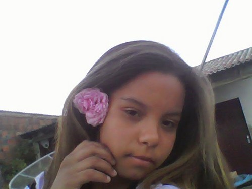 Meu coração blindado limita as palavras
Que podem atingir
Então fala ai babaca ataca quem luta por ti
Minha alma pulveriza a faca de quem tenta me ferir♫