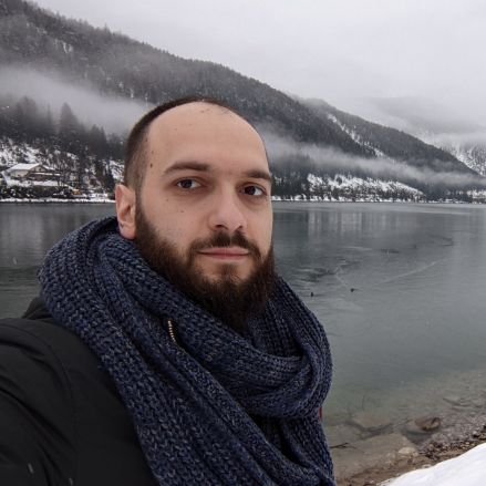 Software Engineer. 
Predsjednik Kluba SDA u Općinskom vijeću Velika Kladuša.
Potpredsjednik OO SDA Velika Kladuša.