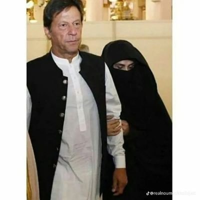 ہم کھڑے تھے 
ہم کھڑے ہیں 
ہم کھڑے رہیں گے 
یقین کے ساتھ ایمان کے ساتھ  
عمران خان کے ساتھ