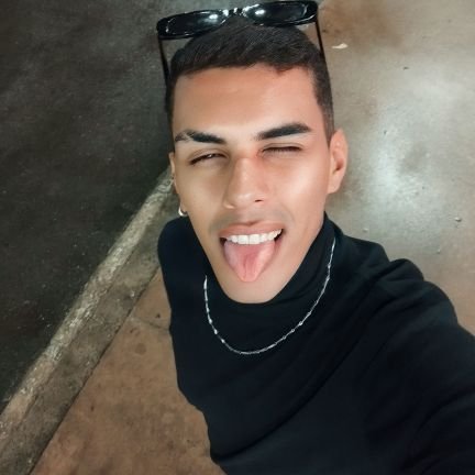 Internacionalista e Historiador, mas aqui só falo de memes, cultura pop e reality. No insta sou mais arrumadinho