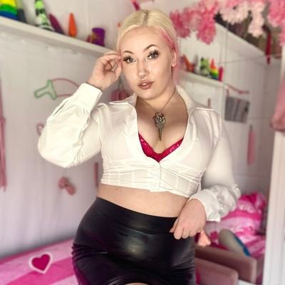 Domme 23 she/her 米 Pro Domme and Content Creator Specialising in Feminisation, Findom, Pegging, £,$,€30 for tribute or no reply, paying thru PayPal,apple card