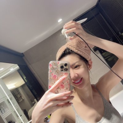 Yunshuyang01's profile picture. 🌸 | Curator of dreams and collector of memories. | Embracing imperfections with a touch of grace. 💫 | Powered by coffee, kindness, and a sprinkle of sass. ☕️