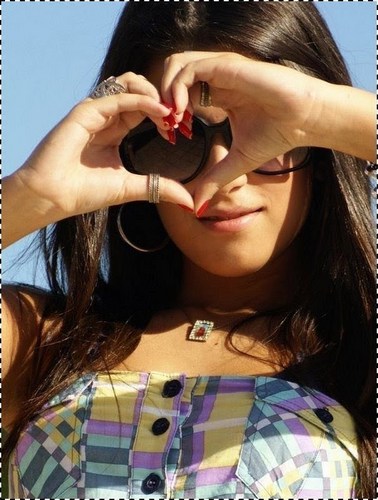 Mariana Goulart, 15 anos, SP,  assumida, capricórnio, futebol, amigos, festa, vodka, filmes, chocolate e compras