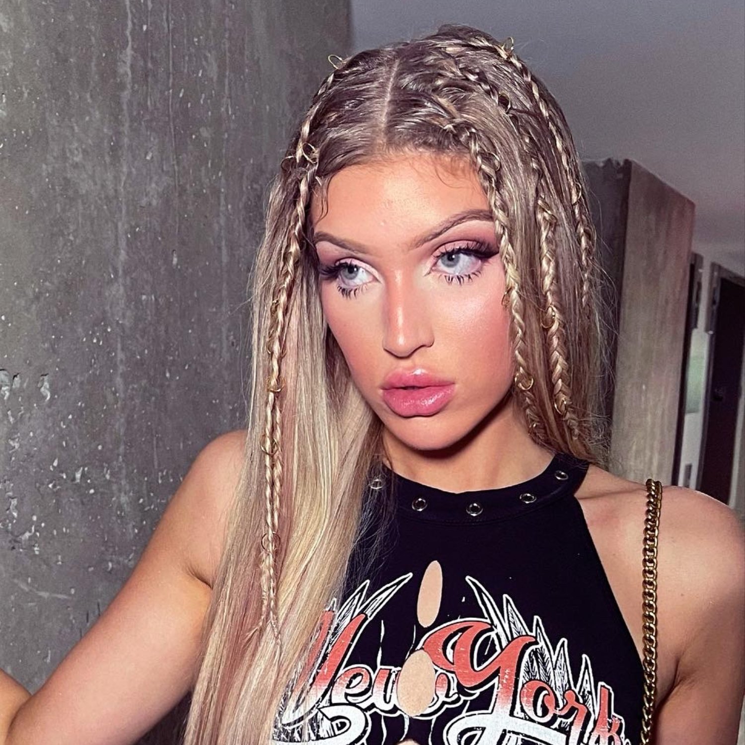 Post-Op Trans girl 🏳️⚧️
princess with a twist follow my main account @pradabarbix