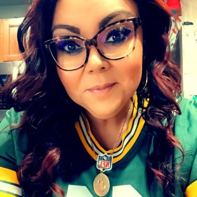 FULL TIME WIFE AND MOM WHO LOVES GOD MY FAM AND MY GREEN BAY PACKERS/FAM:)SHAREHOLDER SINCE 2011