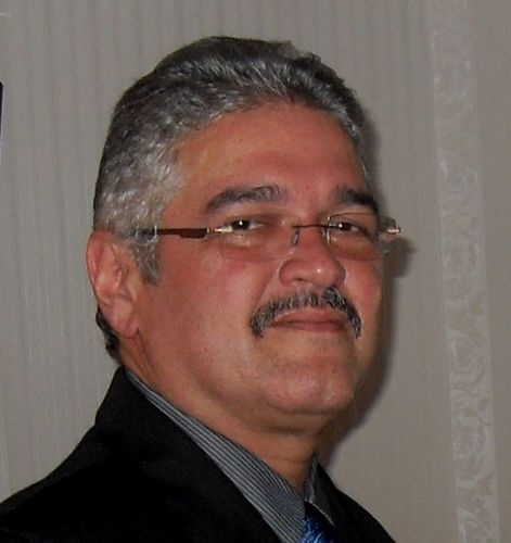 Dominicano, Arquitecto, Vitralista, Director Extensión Universitaria UCNE, rotario, casado con Socorro, tres hijos: Beyruska, Mànnelik y Elias.