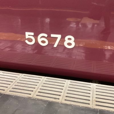一介の阪急電車ファンですが、鉄道にあまり詳しくありません。サラリーマン兼フリーランス翻訳者（工業全般、日英、英日）。 ポストに含まれる「小豆色の疾風」撮影の写真の無断転載・複製を禁止します。