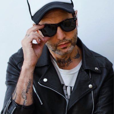 Periodista de rock. Melómano. Hincha, socio y abonado de River Plate. Conduzco en Rascacielos Podcast. “Aquí también pueden florecer flores imposibles”.