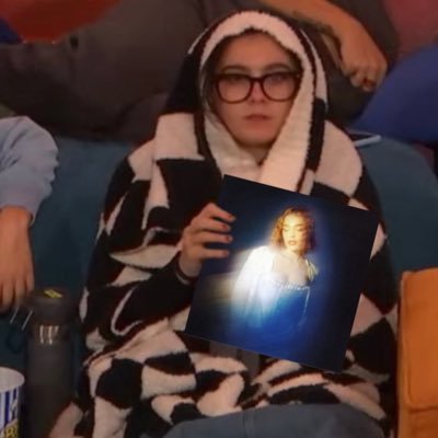 Elisabe33465441's profile picture. A todas la versiones de mi que merecen sentirse vistas / Ni los cristales en la luna relumbran con ese brillo