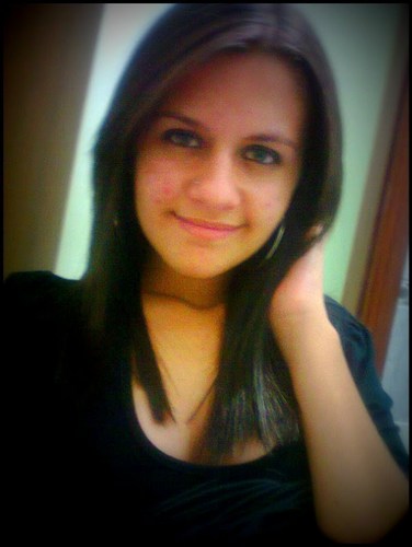 14 anos, ciumenta, divertida , Corinthiana s2.... tire suas própiras conclusões ;)  #kisses
