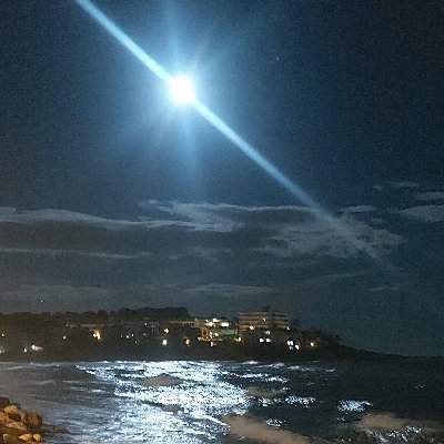 soc leonesa de neixament, andaluza de origen materna, catalana d'adopcio desde fa 56 any, i republicana e independentista per conviccio.