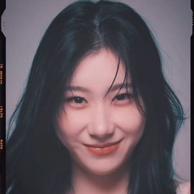 chaeyeonieees's profile picture. 💜🤍