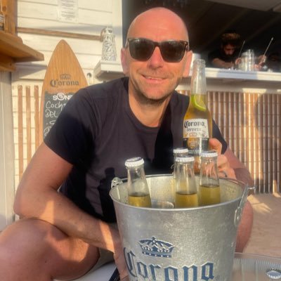 Daddy, husband, family man and director @bigwavemedia whose still trying to convince himself he can play football! 3 marathons and 9 1/2s so far *own views🏃♂️