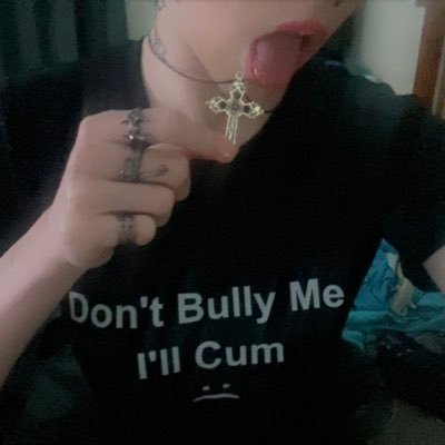phobiedimpulsio's profile picture. my mouth says no but my neck says please.