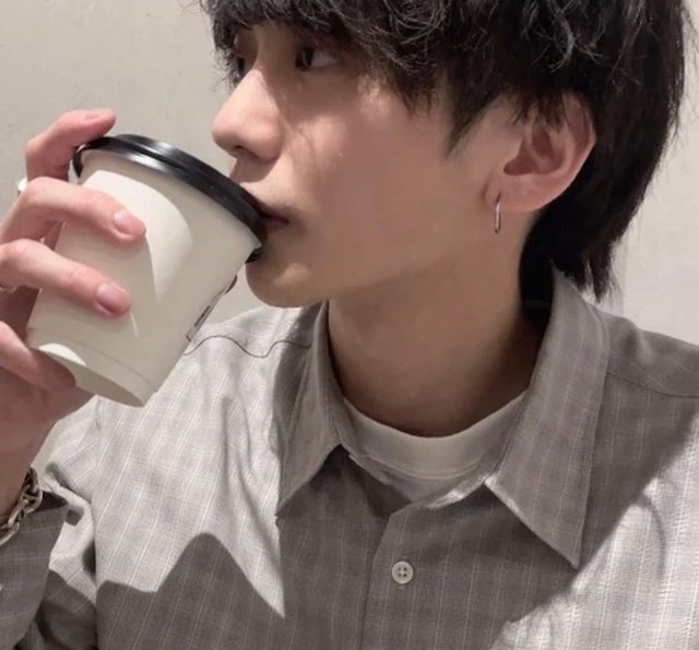 elfdc18349375's profile picture. 