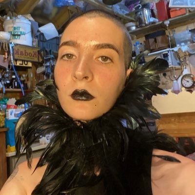 🌿🦜🌿 (they/them) Queer Creature, Sculptor, Painter and Model.