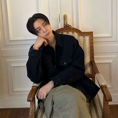 ( RP / 1995 ) John Jun Suh for long, Johnny for short. Korean-American, born in Chicago. A sub-vocalist and a rapper of NCT.