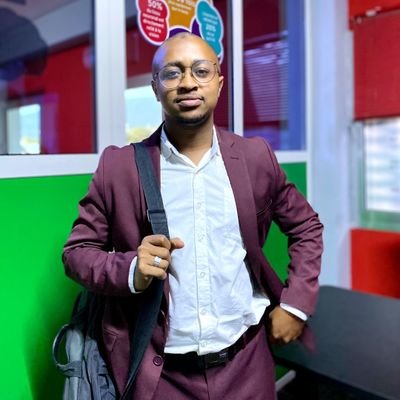 Hommes des lettres, Auparavant dans la communication, journaliste de la presse écrite  @Alfajr_le_quotidien basé aux @269Comores.