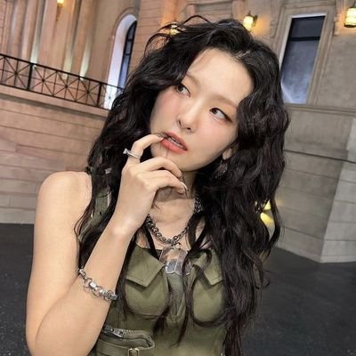 22 → she/her     
{ libra | infj }