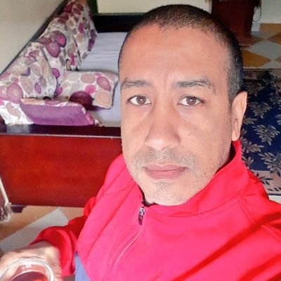 انسان بسيط عايش بضميرى ومشكلتى انى بحب بلدى ونفسى اغير فيها و اشوف فيها الأنسان عايش بكرامة علشان كدة هفضل اقول عيش*حرية*عدالة*كرامة