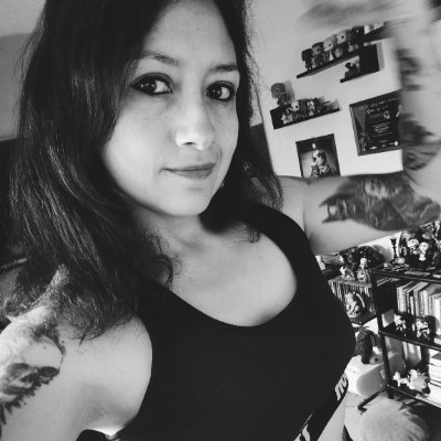 Autora de 'Evocaciones Lóbregas'. #GamerGirl | #Metalhead | Social Media Exorcist & Copywriter | Boxing & Kickboxing
Directora de @muchomiedomx