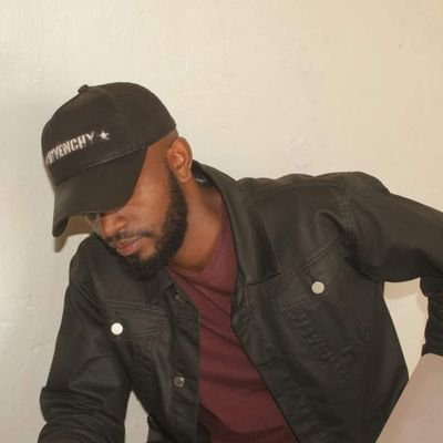 munezero_11's profile picture. Your digital lifesaver 💾🦸‍♂️ | Tech troubles? I’m your guy! 🛠️💻