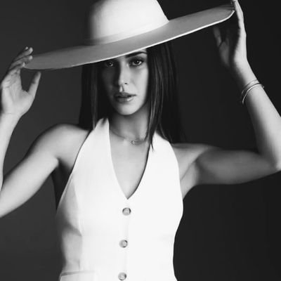 devrimincitanem's profile picture. Bir istiridyenin kıymetli inci tanesini sakladığı gibi saklarım seni 🤍🐚 inci tanem 🌹 @_devrimozkan