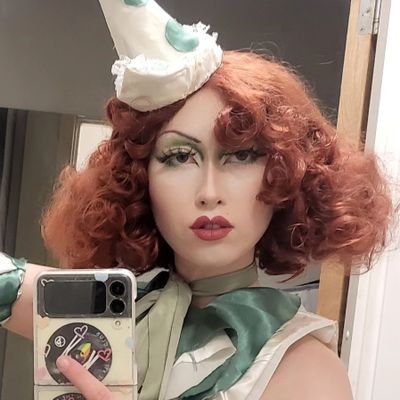 🍸✨️🦚Vio von Verona 🦚✨️🍸||
18 - ♉️ - Drag Queen || Like if Marlene Dietrich had a citalopram perscription