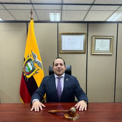 Catedrático Universitario y amante del derecho constitucional y penal, convencido de que puede existir mejores días para el Ecuador 🇪🇨