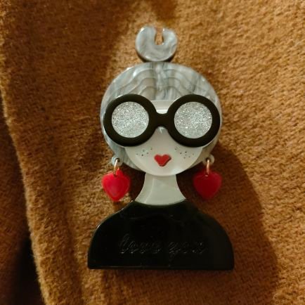 lauramauti's profile picture. Occhi verdi. Un paio di orecchini e uno di occhiali.