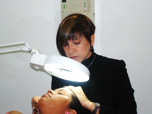 Dermatología - Cosmetología - cirugía dermatológica láser  - Egresada del Instituto Dermatológico Prof. Rubén David Azulay,  Santa Casa, Río de Janeiro Brasil.