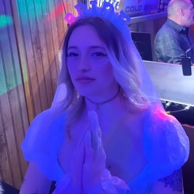 krysduh's profile picture. laughing my way through it | she/her