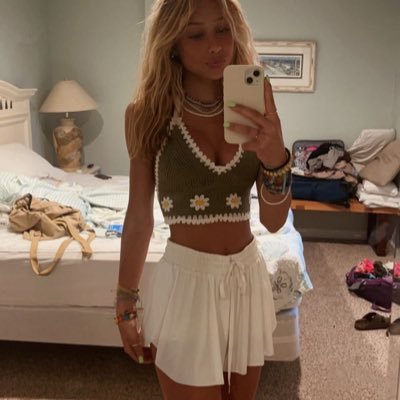 latenitebarbs's profile picture. Just found out there's a late night Twitter so sorry for being annoying