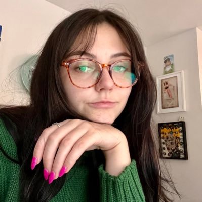 cherrrrybomber's profile picture. wannabe english major pretentious beer girl late era twilight stan she/hers