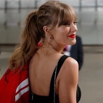 Swiftie since ‘12; RED fav 🧣  it’s the first thing I do (did my love aid and abet you) 🚩