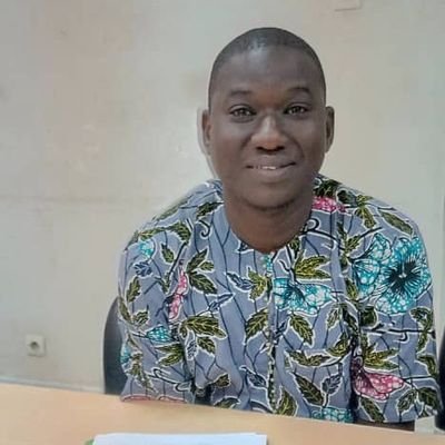 Aliounek986Kane's profile picture. ce bout de fer accroché au toit du car rapide auquel on s'aggripe pour ne pas tomber lui c'est Khalifa Abacar Sy Rta