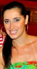 Sou assim Duas de mim ás vezes três,Quatro, cinco, seis,sou uma por mês. 
Me diversifico Tem horas que grito Vivo num conflito.