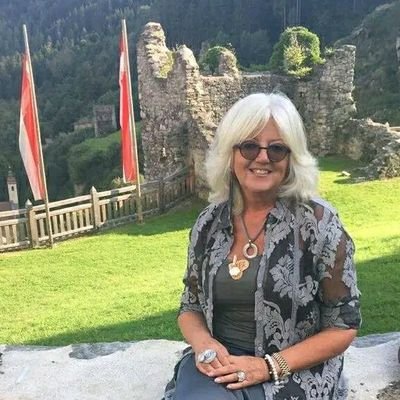 DarineWeinz's profile picture. Salmene 23:4 : Når jeg vandrer i dødsskyggens dal, frykter jeg ikke noe ondt, for du er med meg: dine ansatte og dine ansatte beroliger meg.