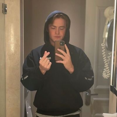 fingerheartrry's profile picture. she/her | fan account