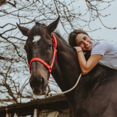 🇪🇨 | equinoterapia, veterinaria y rehabilitación equina . También conocida como “la chica de los caballos”