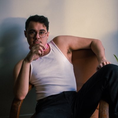 Auteur-scénariste, poète, pseudo-journaliste chez @frictionmagfr, légende du dancefloor, support à lunettes et hystérique notoire