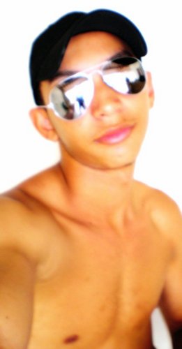 Hitalo Silvah, sou um cara tranquilo muito legal... 
sabendo me levar tranquilo agente se entende sak's
Fanatico pelo Twitter e Orkut., ai Bjos .