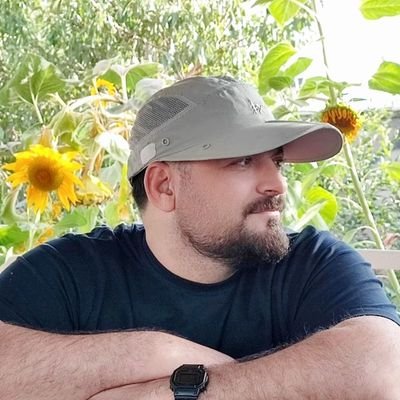 علاقمند به روانکاوی، ادبیات، نقاشی، سینما، ریاضیات، اسطوره، فلسفه، زبانشناسی و تاریخ