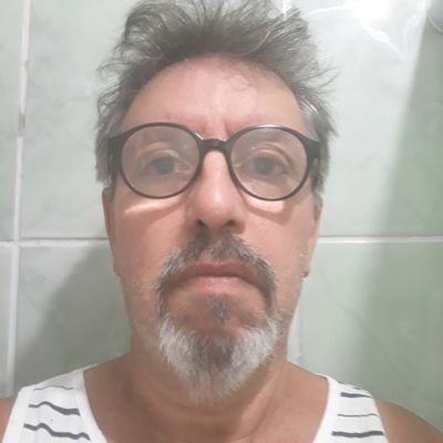 Amo a liberdade da democracia entrei em 6 faculdades nada concluí, escritor de muitas obras inacabadas, compositor MPB
Sou BOLSONARISTA, não discuto com petista