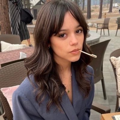 updates/pictures of jenna ortega 🎧