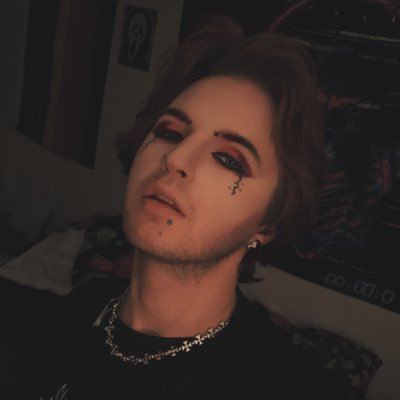 Eros🖤 indiana👌🏻🤷🏼♂️ Author💀 Vegan 🌱 🥀there's always light at the end of that fucking dark, dank tunnel 🥀 #SaveChucky drag queen: @theangziety