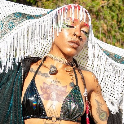 #BLKLILITH🖤 KundaliniKween.🐍 QUEER NEO-SOUL/HIP-HOP ICON 🌻 & Your daddy’s fave. #sunbeamz BO$$: @beadingheartz @HOBHeartz