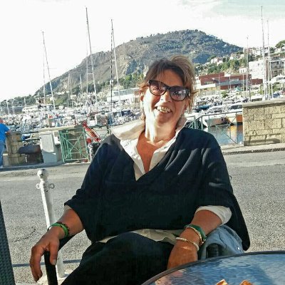 TinaEsposi2102's profile picture.